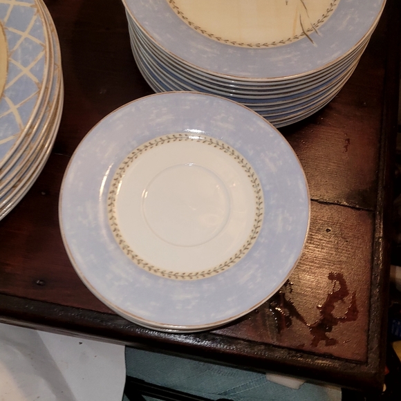 37 Heritage Mint Enchanted Garden China Dishes- great condition - Picture 3 of 7